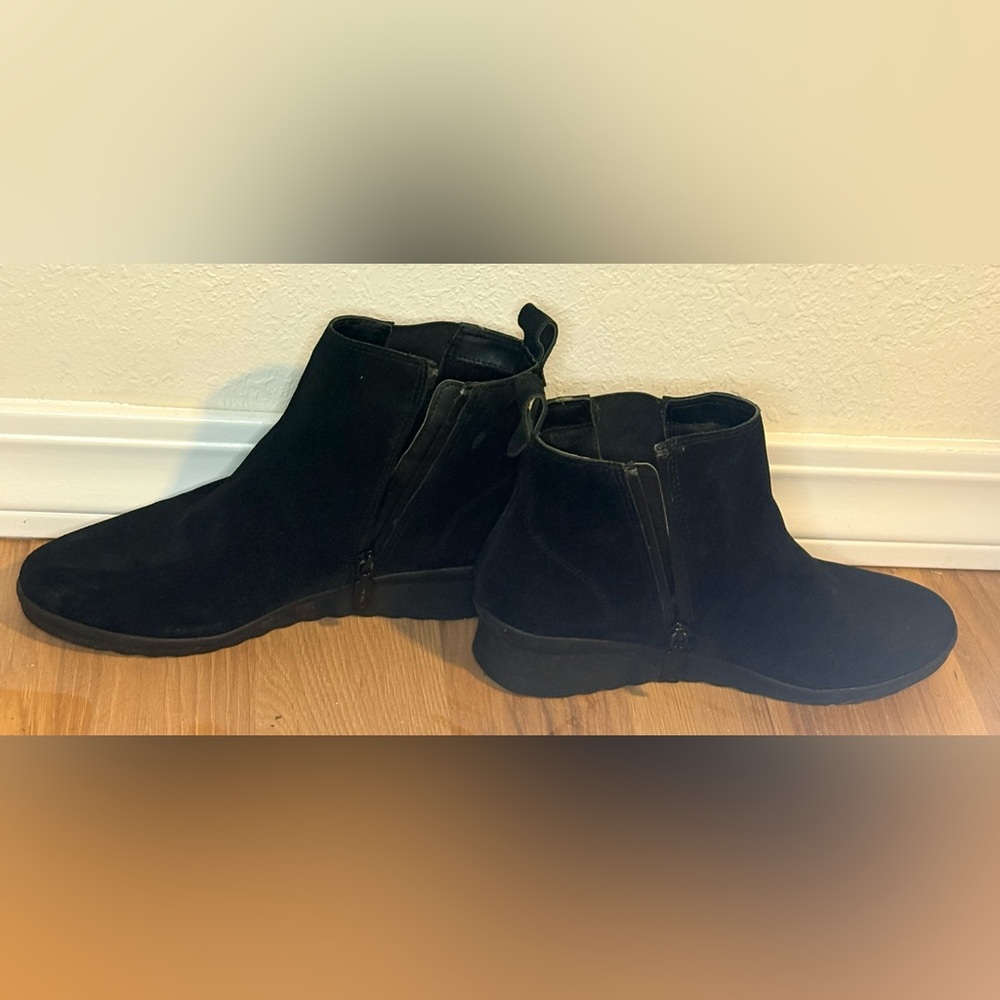 Blondo woman’s Black Ankle Suede Waterproof Boots!